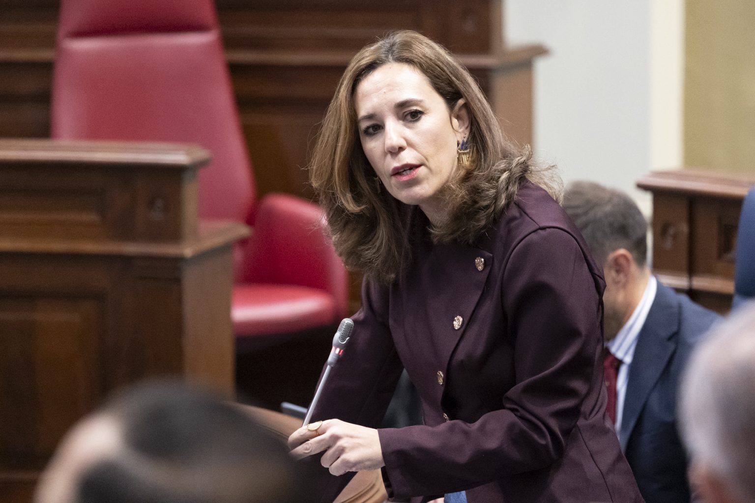 Jéssica de León destaca avances en empleo y negociación colectiva en el pleno del Parlamento