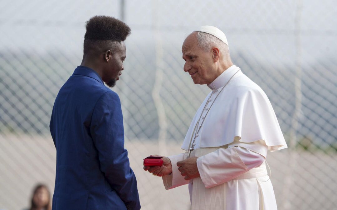 El papa se despide de España entre testimonios de inclusión de migrantes