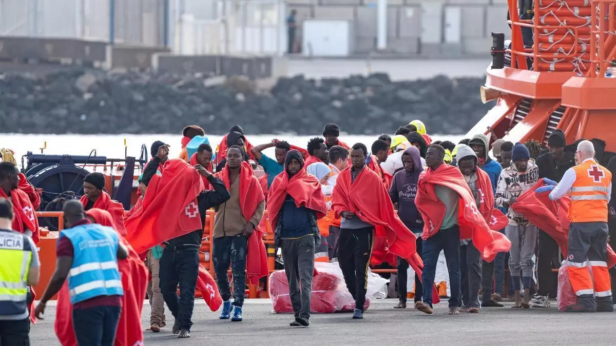 Canarias lidera el desplome migratorio en 2026: las llegadas de migrantes caen un 82% en las islas